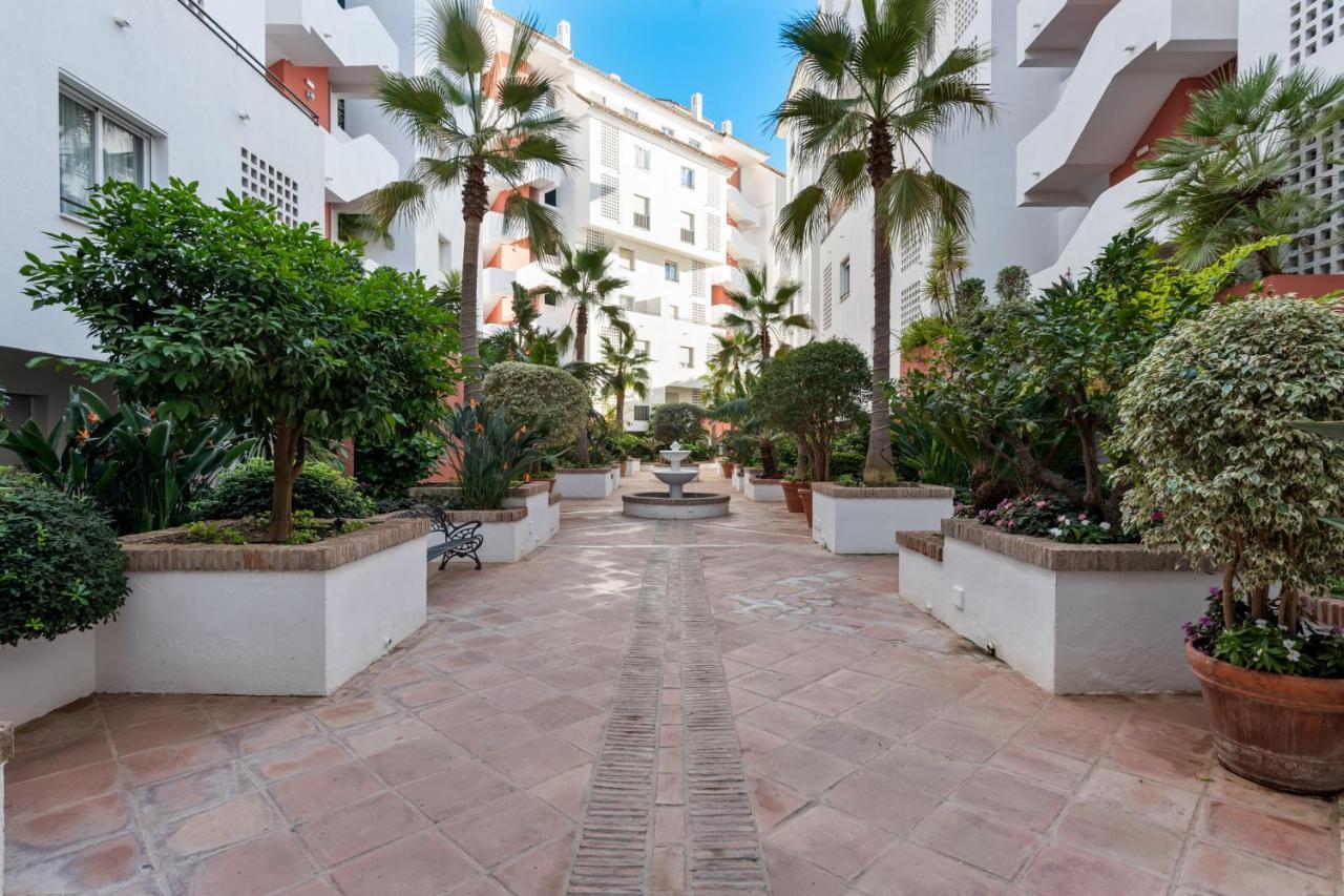 Modern Apartment - 2 Bedrooms, Beachside - Puerto Banus Marbella Exterior foto